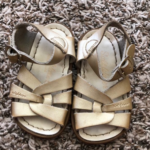 saltwater sandals size 4